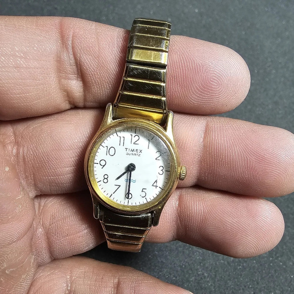 Vintage Timex Quartz Ladies Watch Gold Tone Not Working For Parts Or Repair sold - Picture 1 of 8